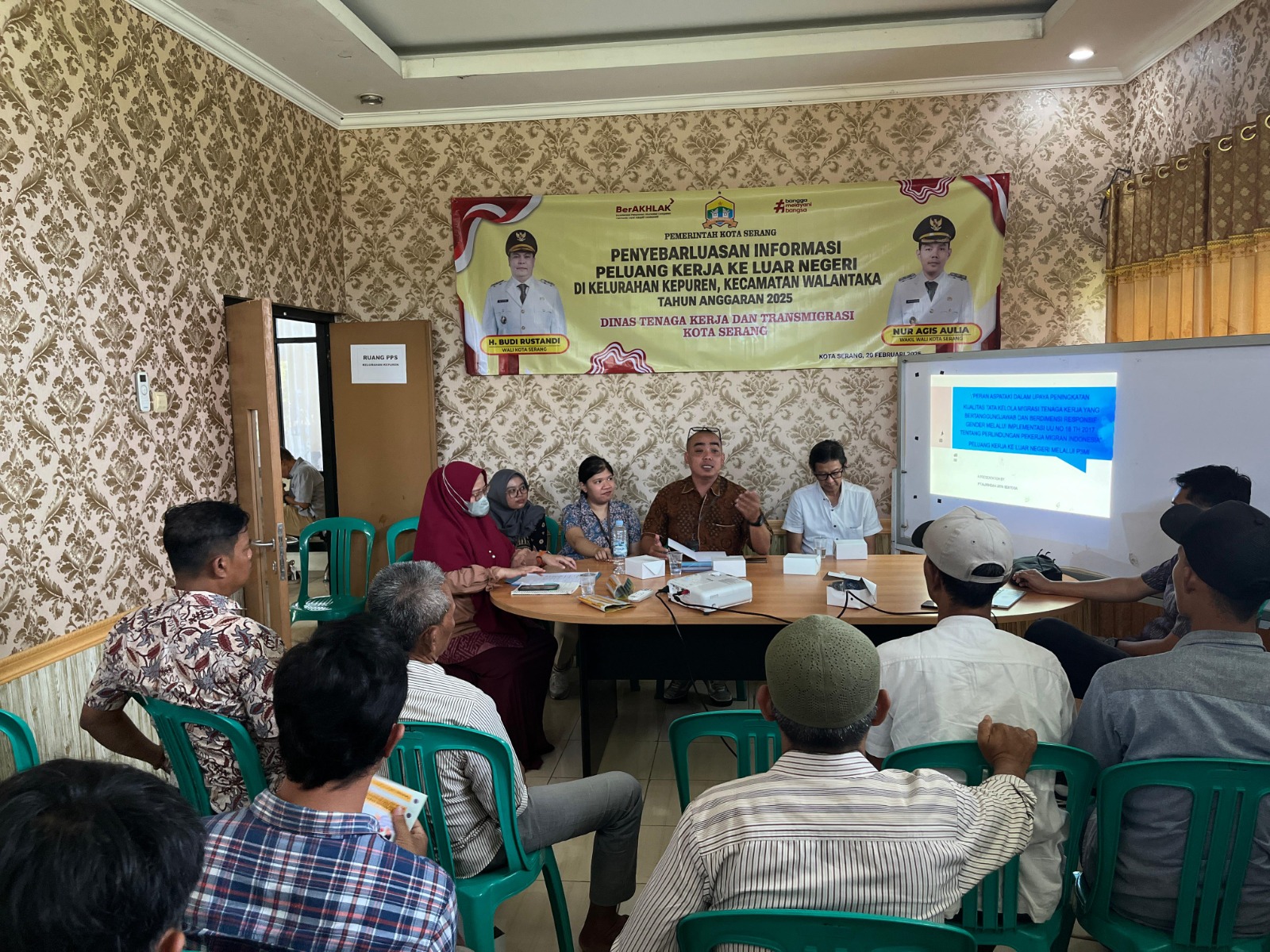 PENYEBARLUASAN INFORMASI PELUANG KERJA KE LUAR NEGERI DI KEL. KAPUREN