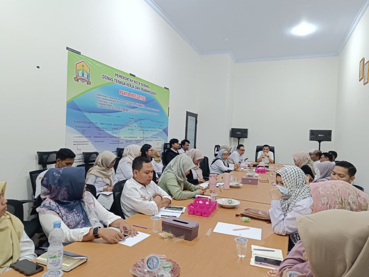 DISNAKERTRANS KOTA SERANG GELAR RAPAT PEMBAHASAN RANCANGAN PERWAL PENYELENGGARAAN KETENAGAKERJAAN